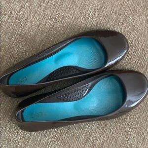 Chocolate oka. B flats